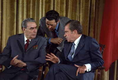800px-Leonid_Brezhnev_and_Richard_Nixon_talks_in_1973(2).png