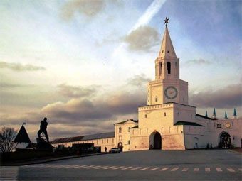 Спасская башня и памятник Мусе Джалилю, экскурсии по Казани
